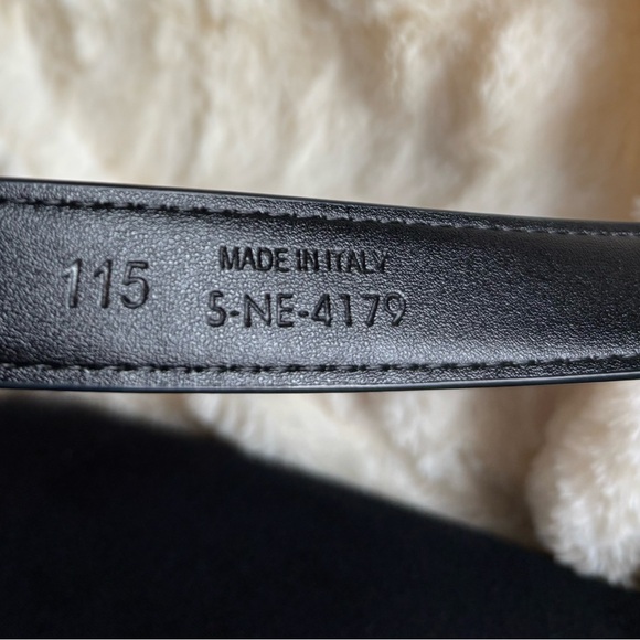 Fashion belt - looks similar to Celine Triomphe black medium belt - Picture 4 of 7